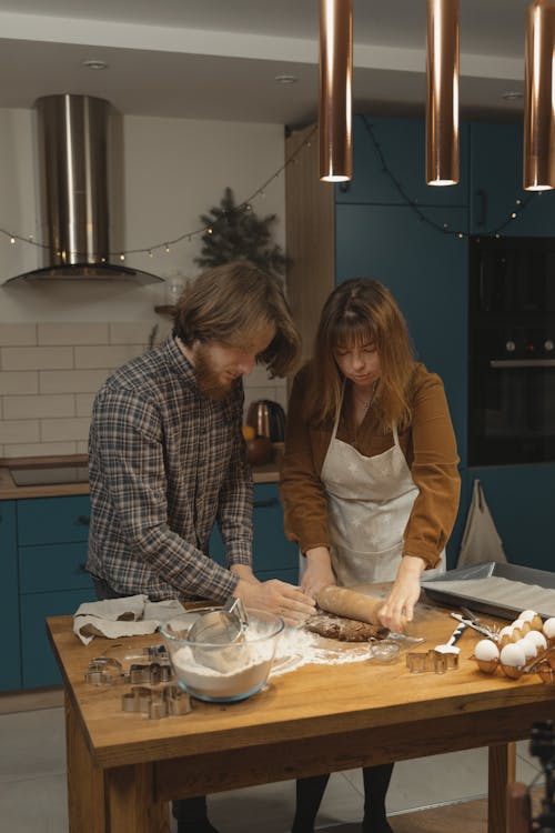 adam, apron, beraber içeren Ücretsiz stok fotoğraf