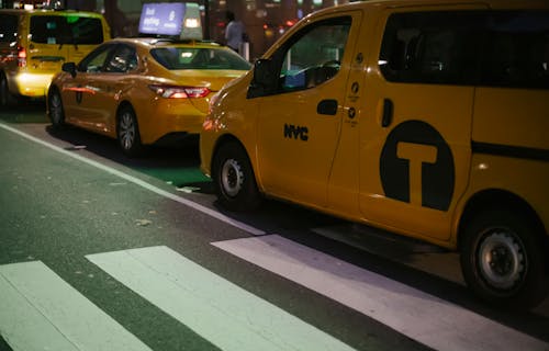 Żółte Taksówki Zaparkowane Na Asfaltowym Poboczu W Nocy W Dzielnicy Miasta