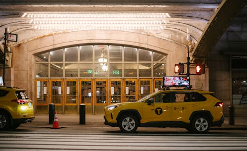 бесплатная Стильная желтая кабина внедорожника, припаркованная на дороге вечером Стоковое фото