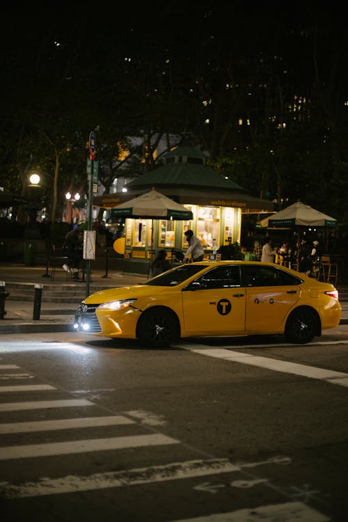 Współczesna Taksówka Na Ulicy Miasta W Pobliżu Przejścia Dla Pieszych Wieczorem