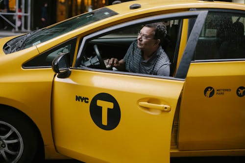 Taxista Saindo Do Táxi Amarelo