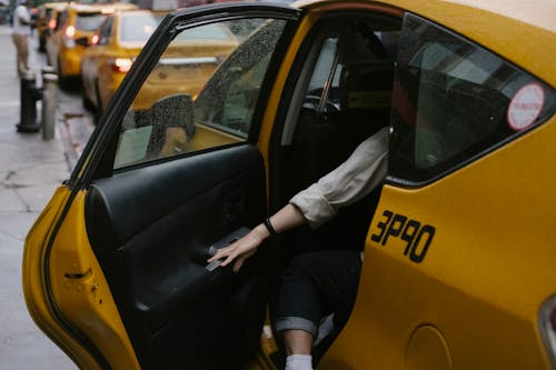 Ritaglia La Persona Che Chiude La Porta Del Taxi Giallo