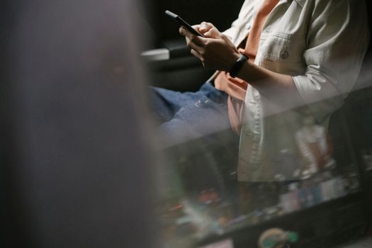 一名男子在乘车时用手机发短信