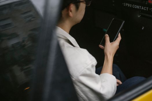 Elevato Angolo Di Taxi Passeggero Utilizza Lo Smartphone Mentre è Seduto Sul Sedile Posteriore