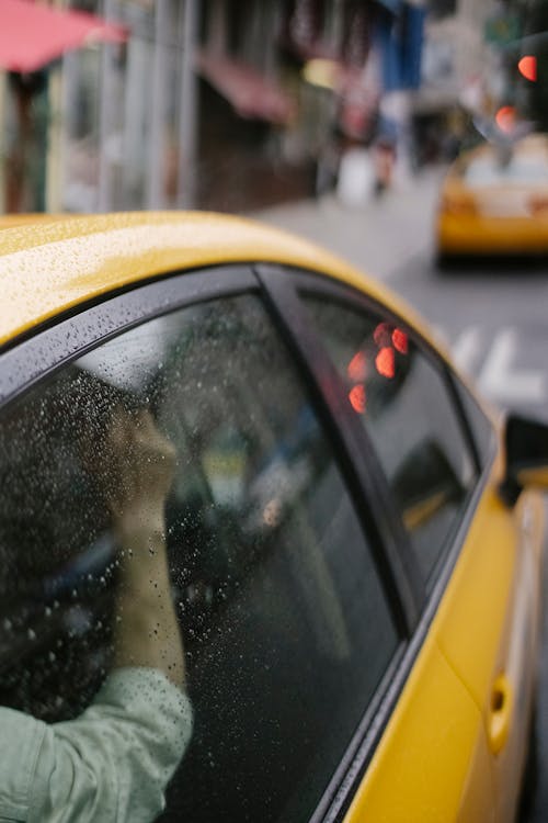 도시 시내에서 도로를 따라 운전하는 클라이언트와 노란색 택시