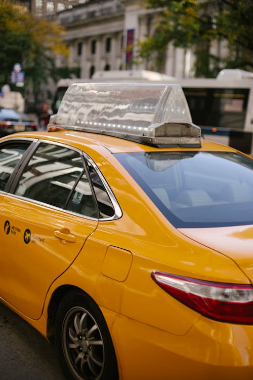 Taksi Kuning Mengemudi Di Jalan Di Kota