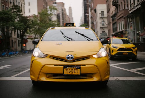 Mobil Kuning Menuju Jalan Pada Siang Hari