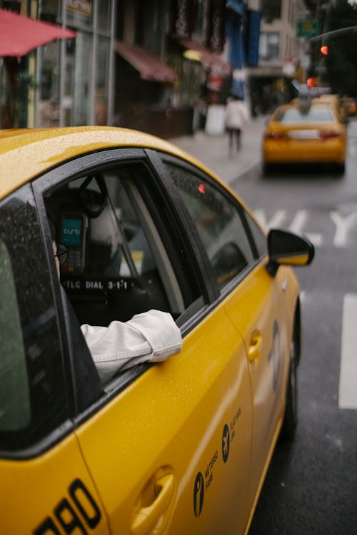 무료 도시에서 택시를 타고 익명의 사람 스톡 사진