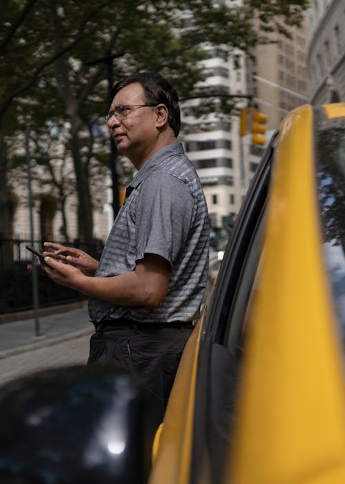 Hombre étnico Con Smartphone Cerca Del Coche