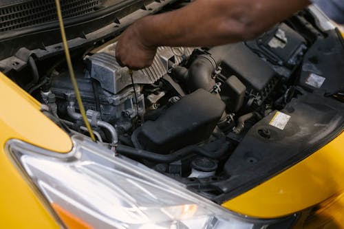 Gewas Etnische Monteur Die De Moderne Motorkap Van Het Taxivervoer Herzien