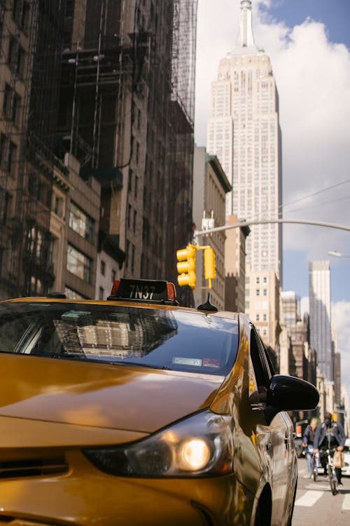 Bezpłatne Nowoczesny Samochód Taxi Z Błyszczącymi Reflektorami Na Drogach Miejskich Zdjęcie z galerii