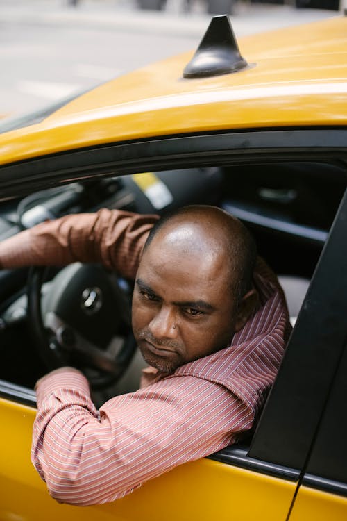 Etnische Man Ontspannen In De Taxi Op Weg