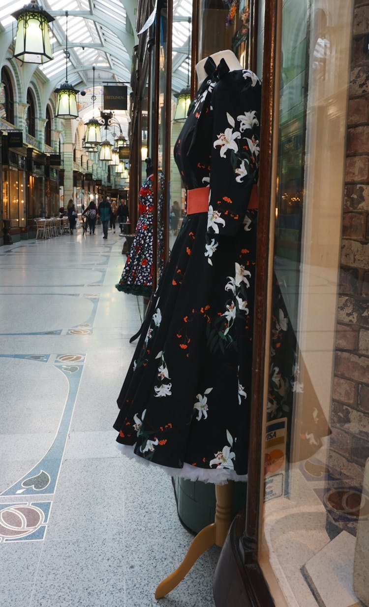 Black And White Floral Dress On Mannequin