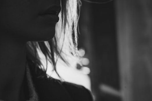 黑白轮廓的艺术化处理，模糊了女性脸部的发丝，灯光显得阴郁