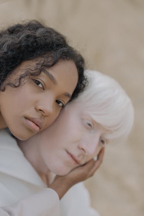 Photos gratuites de affection, afro-américain, albinos