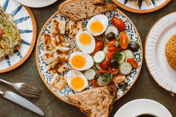 Breakfast plate with soft-boiled eggs, halloumi and salad, photo by ROMAN ODINTSOV on Pexels