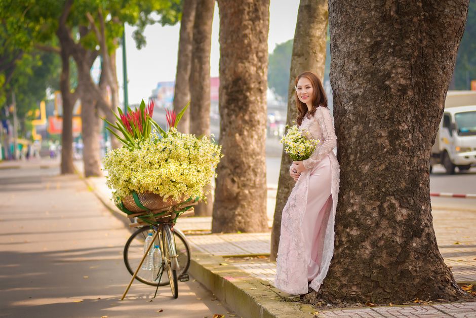 woman in ao dai flowers