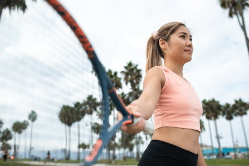 免费 粉色背心和黑色短裤拿着网球拍的女人 素材图片