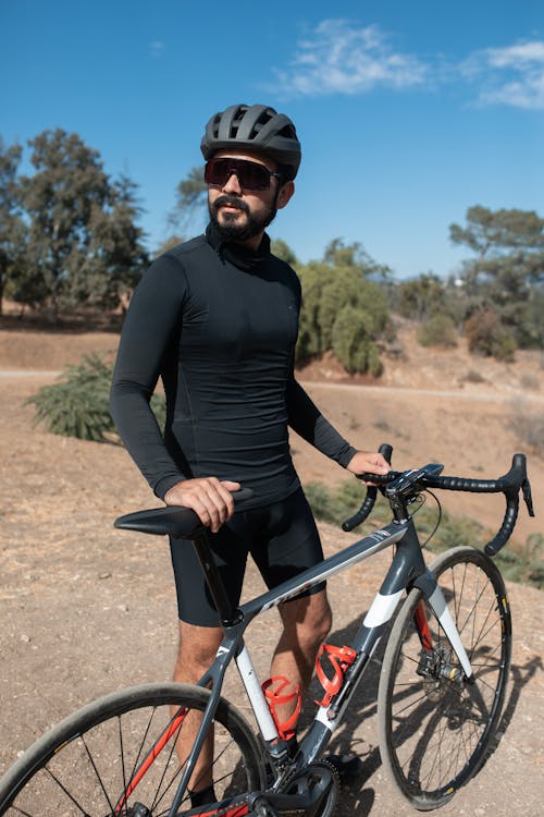 무료 빨간색과 흰색 산악 자전거를 타고 검은 긴 소매 셔츠에 남자 스톡 사진