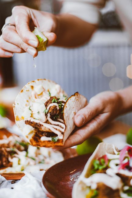 Fotomural Primer plano de tacos gourmet cubiertos con jugo de lima para un sabor fresco y sabroso.