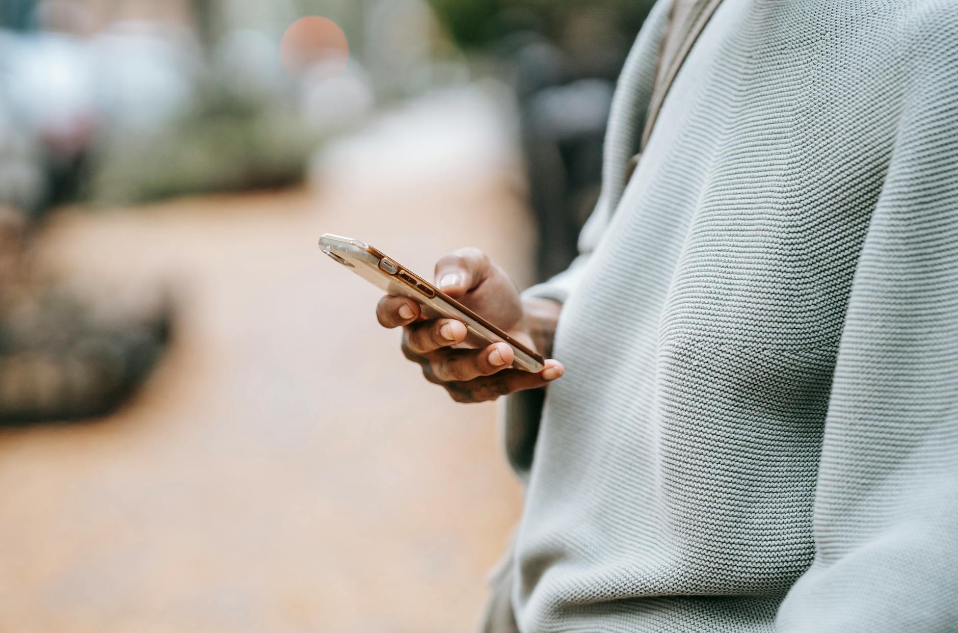 Beskær etnisk kvinde med mobiltelefon