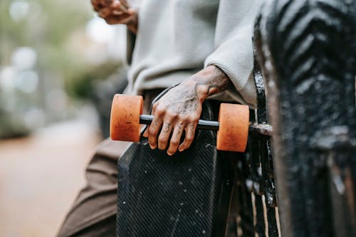 Snijd Een Persoon Met Een Longboard Op Straat