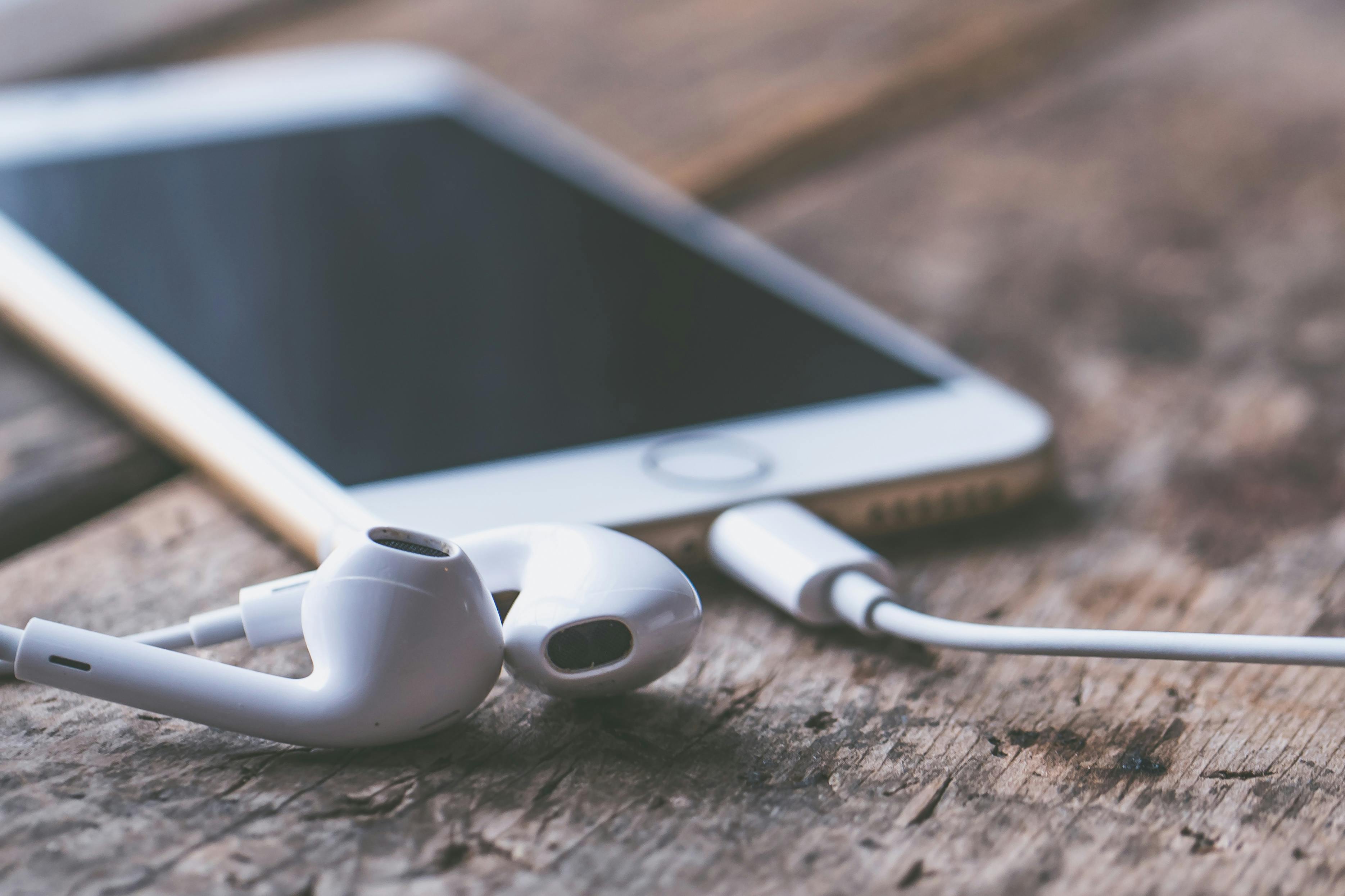 Black earphones on a desk · Free Stock Photo