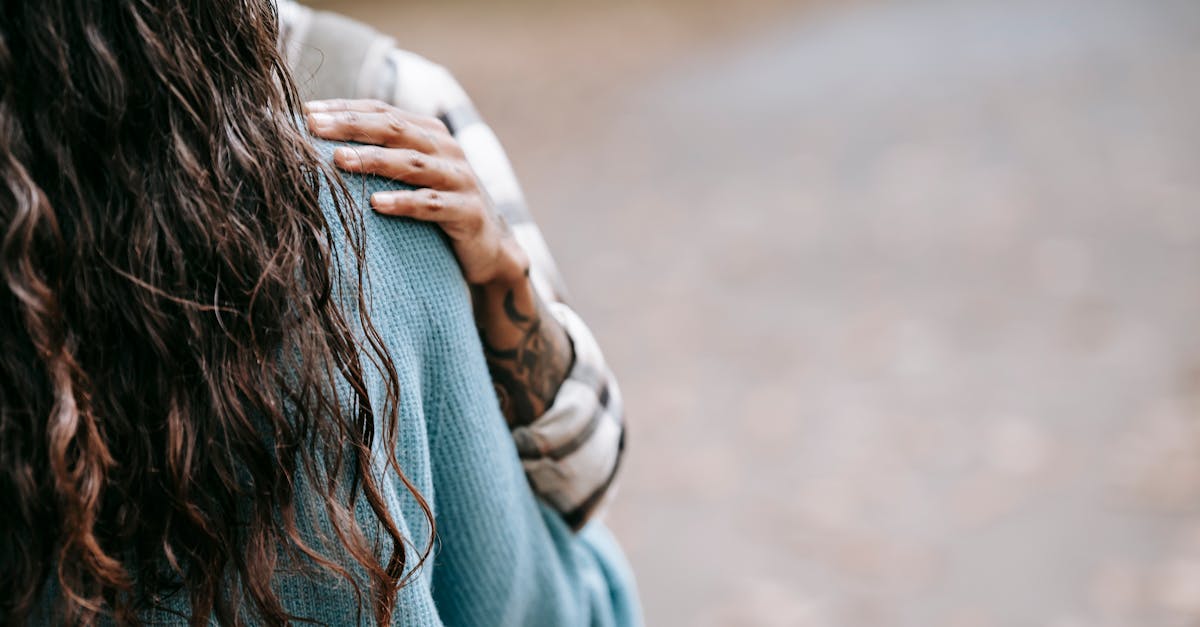 8 Quiet Behaviors That Reveal She’s Falling Out of Love