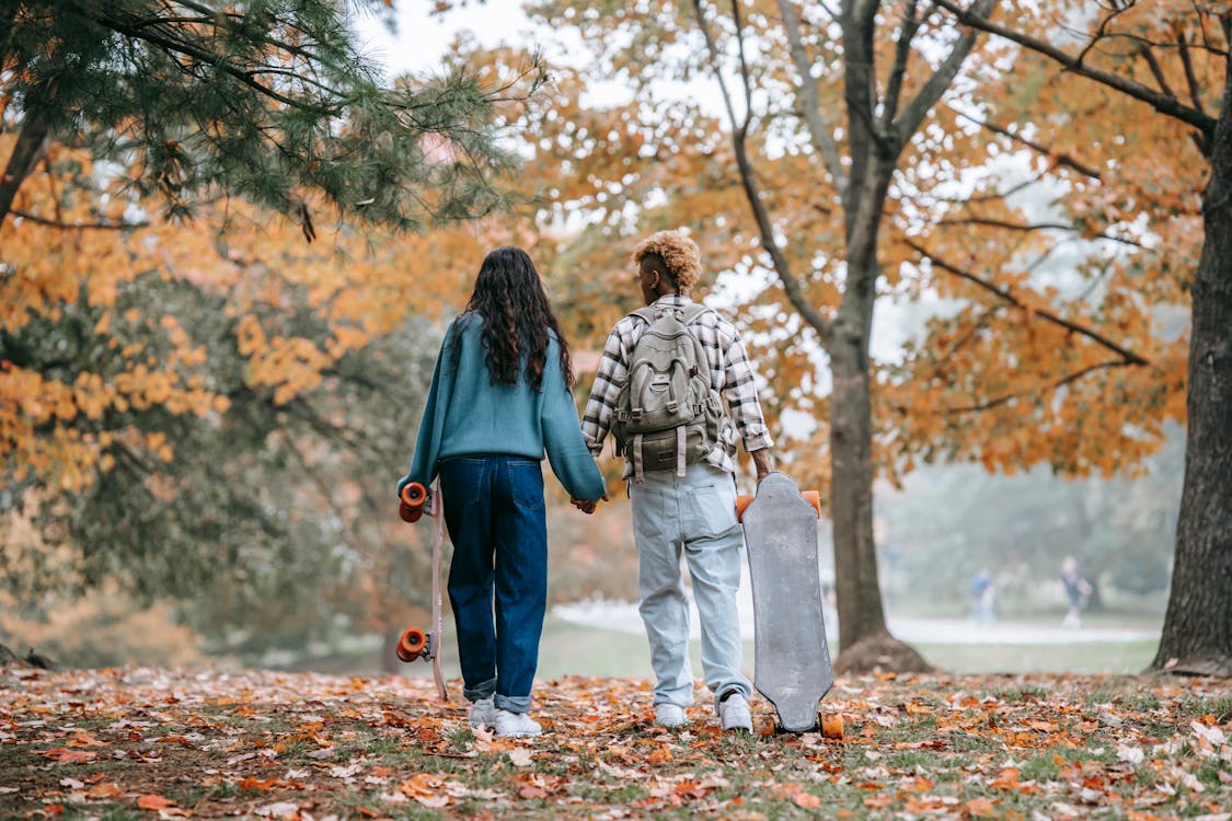 Couple Debout Sur Sol Couvert De Feuilles Brunes