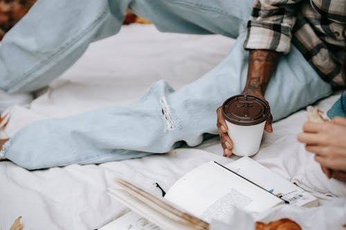 Snijd Persoon Met Boek En Koffie Op Deken Bij