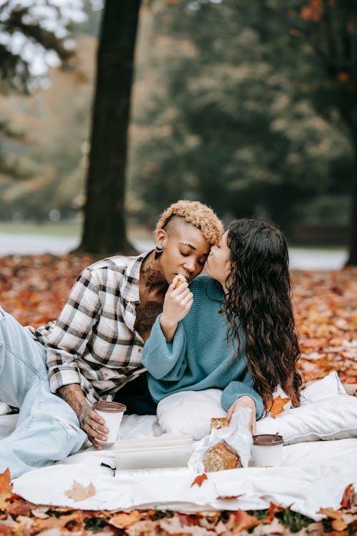 Free Loving couple having romantic picnic Stock Photo