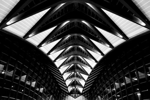 Free A captivating low-angle view of modern architecture's symmetrical design in grayscale. Stock Photo