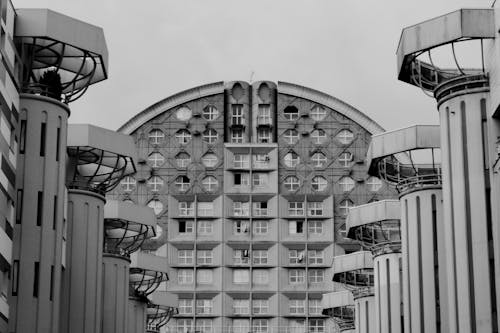 Fotos de stock gratuitas de alto, arquitectura moderna, blanco y negro