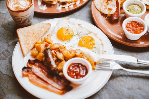 Desayuno rápido de huevos, tocino y pan tostado