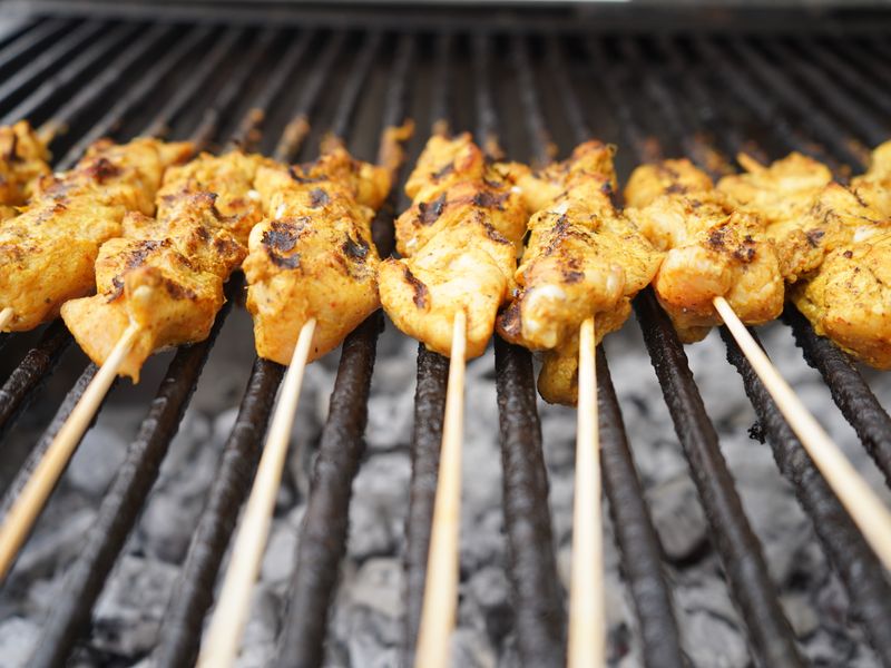 Brochettes de poulet mariné dorées sur le barbecue