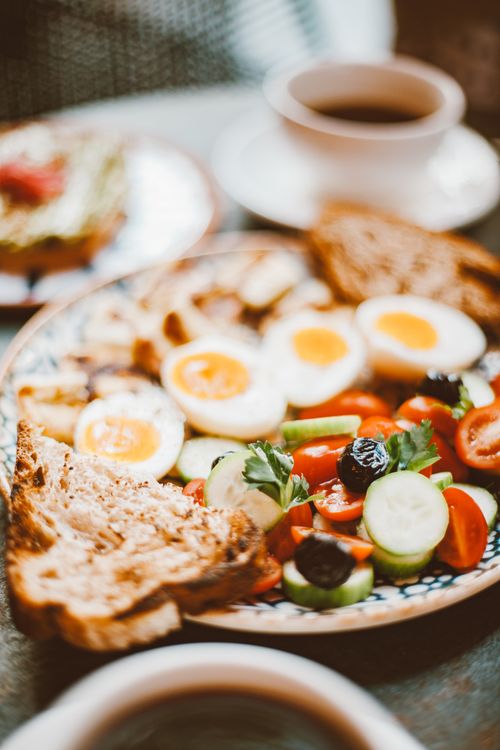 Free A delicious and vibrant breakfast platter featuring eggs, toast, and fresh vegetables. Stock Photo