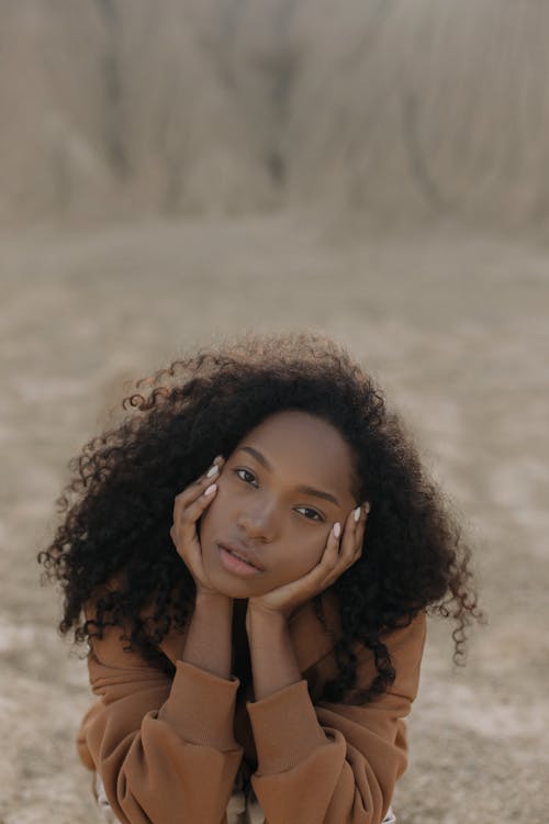 Gratis lagerfoto af afroamerikansk kvinde, hænder på ansigt, krøllet hår