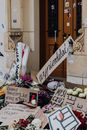 图像中，政治抗议的标志、鲜花和涂鸦出现在建筑物入口前