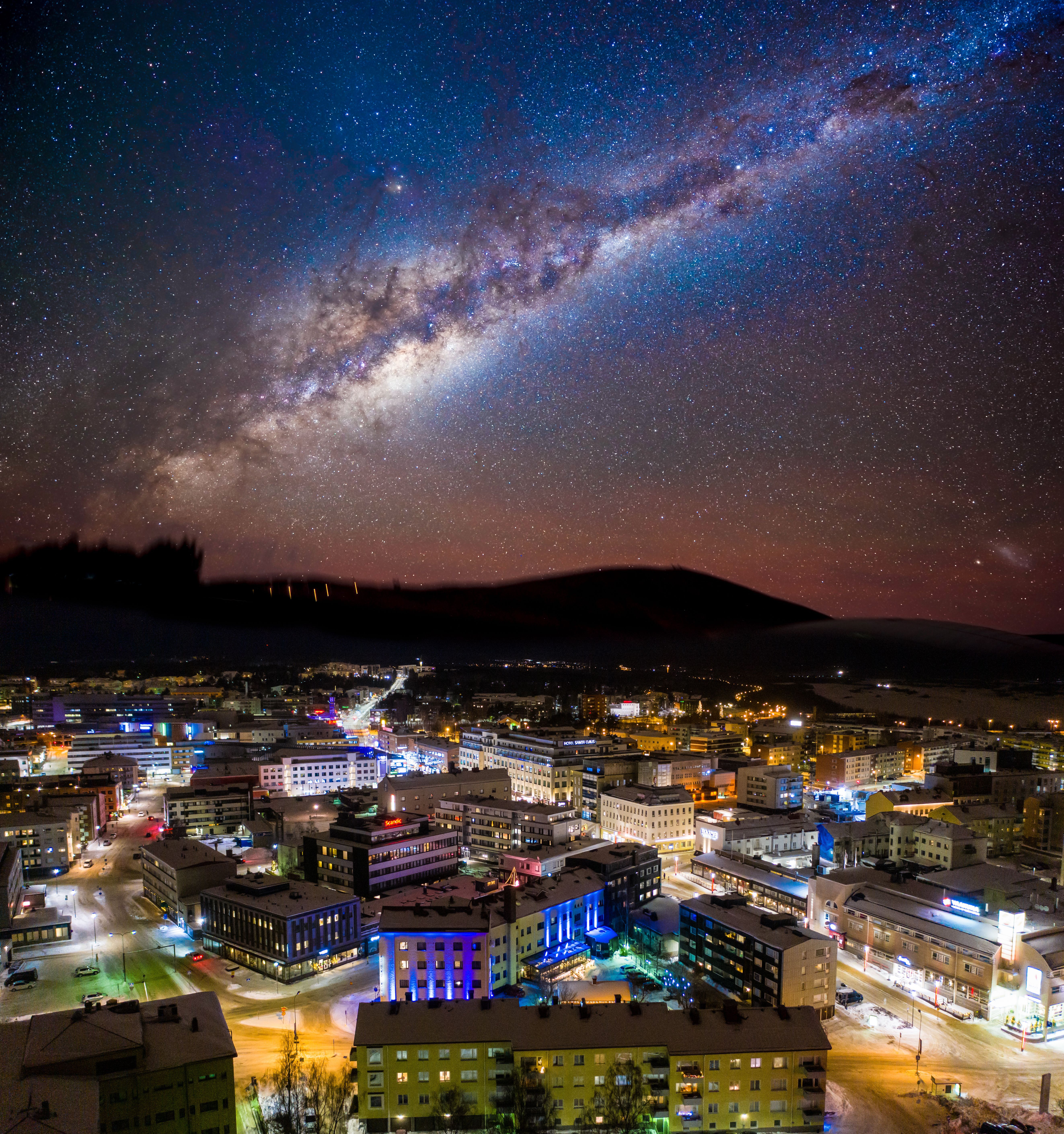 在令人惊叹的星空下，罗瓦涅米市的美丽景色中可见银河系