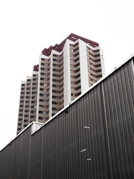 在德国柏林，一座引人注目的现代高层建筑被从低角度拍摄下来