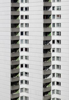 从垂直视角看柏林当代公寓的建筑立面，阳台和窗户格外突出