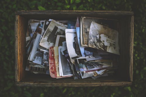 Бесплатное стоковое фото с воспоминания, коробка, люди