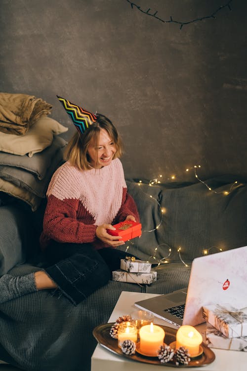 Mujer Sosteniendo Un Regalo Mientras Tiene Un Video Chat