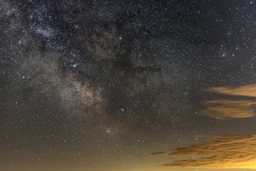 星空景色令人惊叹，银河系与缕缕云交织