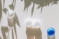 白色桌子上的隐形眼镜盒顶视图，阴影游戏营造出简约与洁净感