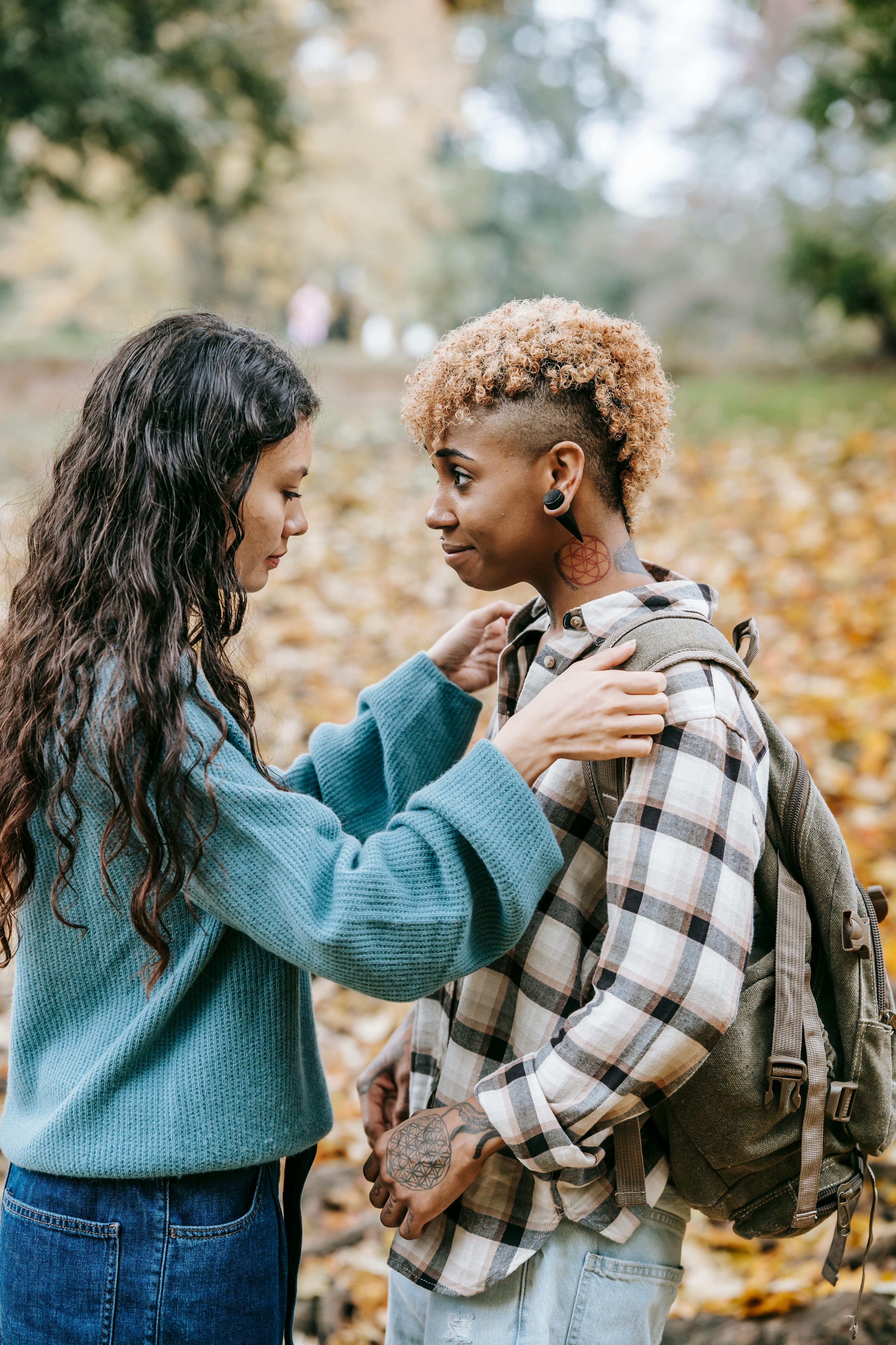 Par De Cultivos Caminando Sobre Césped · Fotos de stock gratuitas