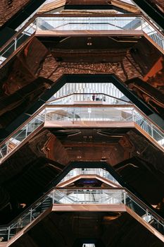 现代几何建筑结构以其反射表面引人注目，呈现垂直视角