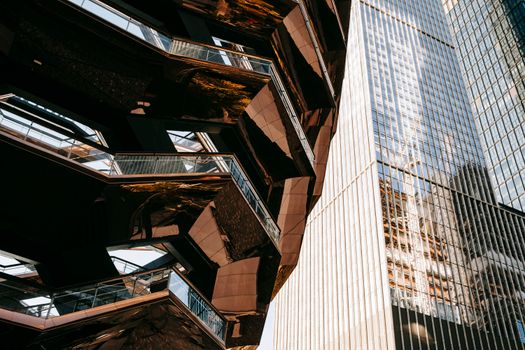 现代建筑结构的动态视图，具有未来派元素和玻璃立面