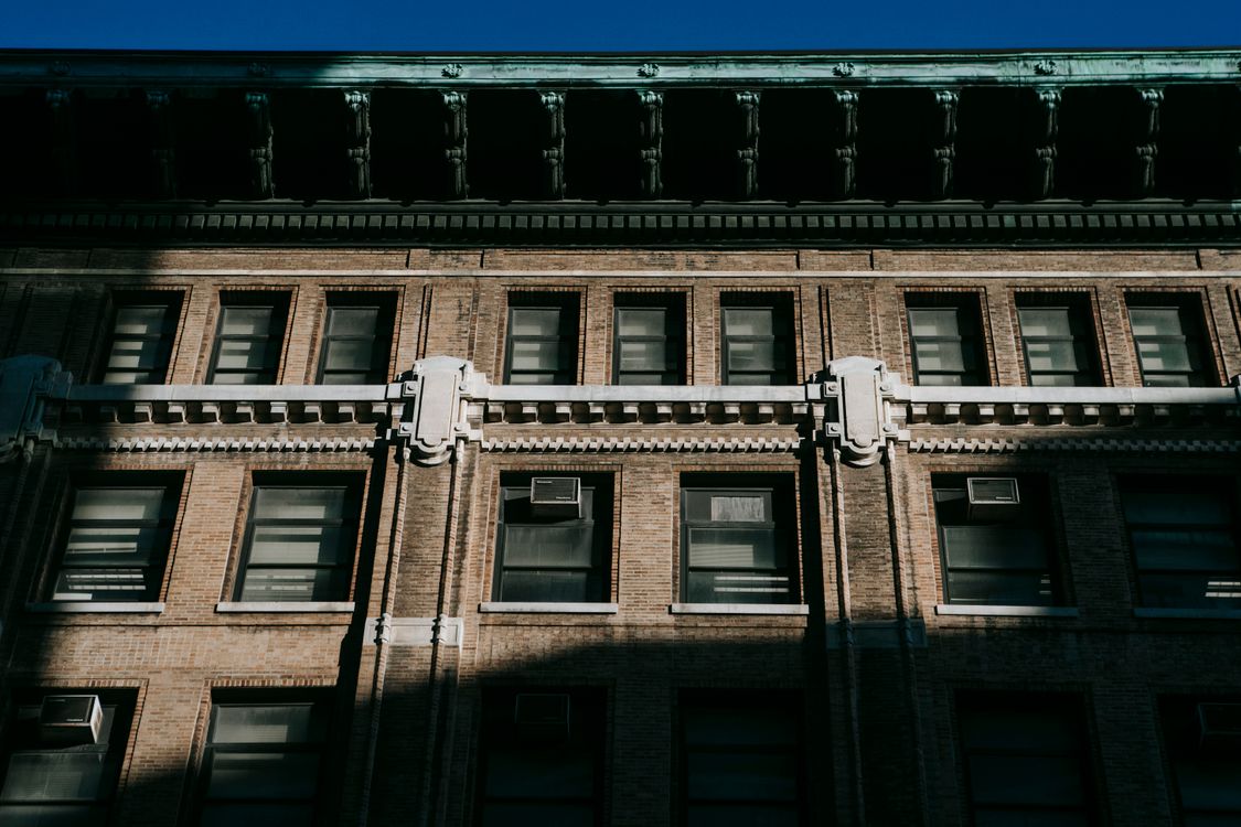 Immeuble résidentiel en copropriété - gestion juridique Façade d'un immeuble résidentiel en copropriété avec fenêtres et corniches
