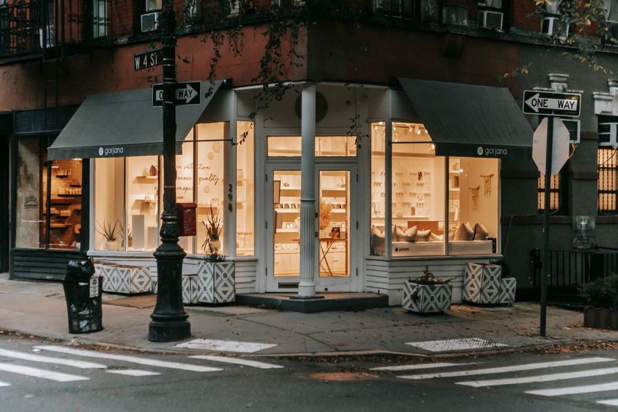 Vitrine de la boutique L'Échoppe, éclairée en fin de journée